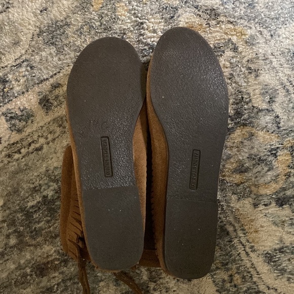 Fringe Minnetonka Moccasins Boots Booties Brown Suede Leather Fall Flats - Picture 6 of 8